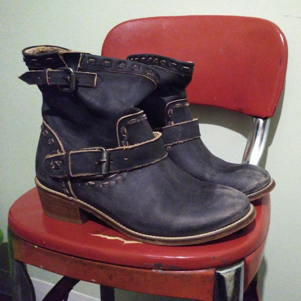 Musse & Cloud Distressed Black Leather Ankle Boots